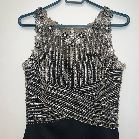 Elegant dress - Picture 5 of 7